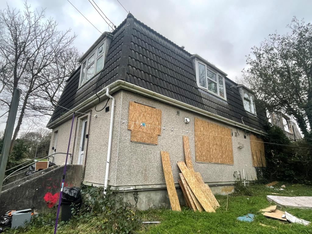Lot: 110 - PROPERTY ARRANGED AS TWO FLATS - Exterior photo of property.